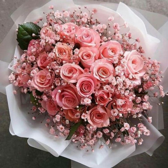 Букет 21 розовая роза с гипсофилой и упаковкой в Москве