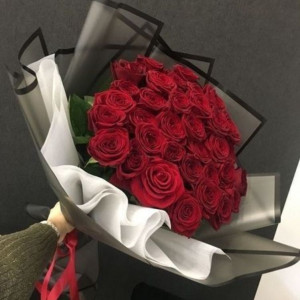 25 красных роз в черной упаковке