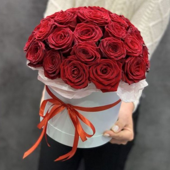 25 красных роз в белой коробке в Москве