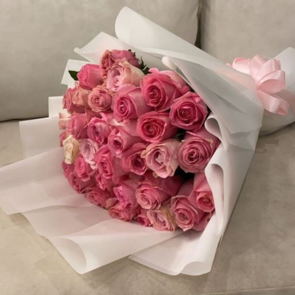 25 розовых роз в белой упаковке в Москве