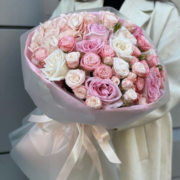 25 кустовых пионовидных роз в упаковке в Москве