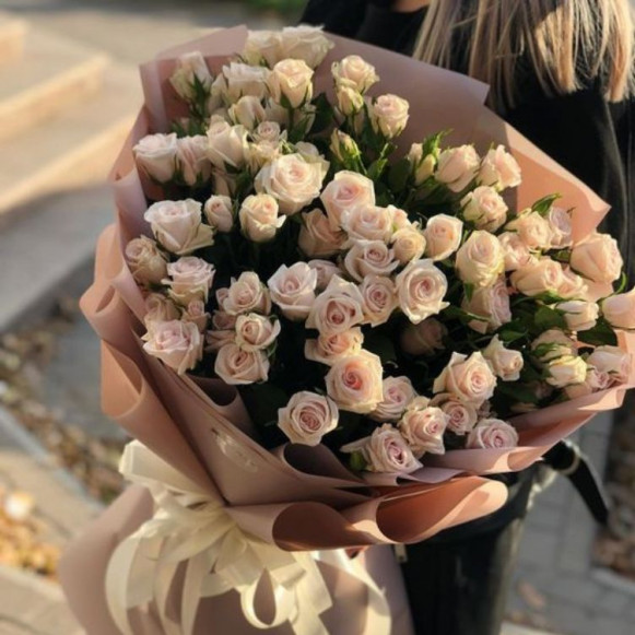 25 кустовых белых роз с оформлением в Москве