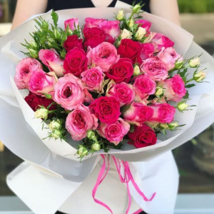 Букет 25 розовых роз разноцветных с эустомой