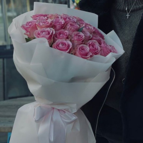 25 нежно розовых роз в белой упаковке в Москве