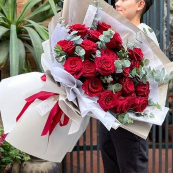 31 красная роза с эвкалиптом и упаковкой в Москве