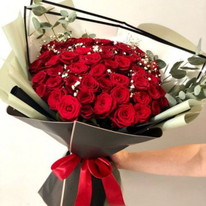 31 красная роза с гипсофилой и упаковкой