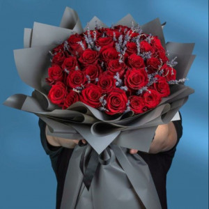 31 красная роза с лавандой в серой упаковке