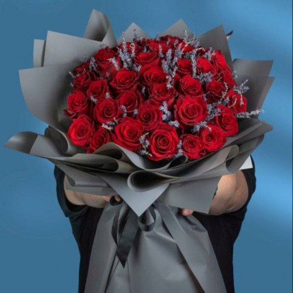 31 красная роза с лавандой в серой упаковке в Москве