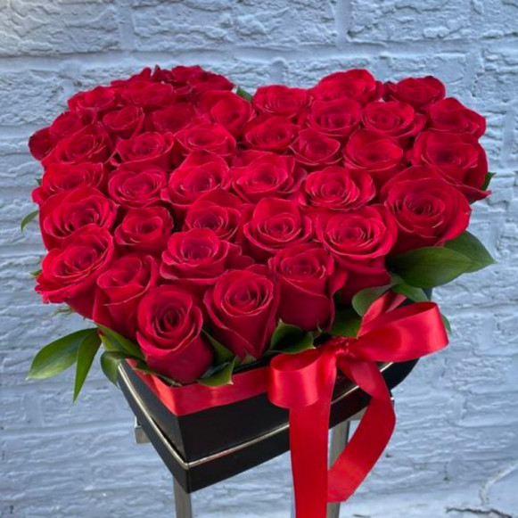 31 красная роза сердце в коробке в Москве
