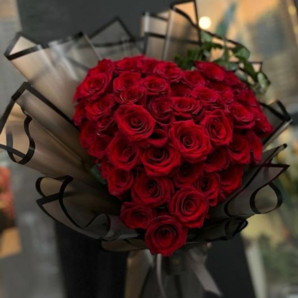 Букет 31 красная роза в форме сердца с оформлением в Москве