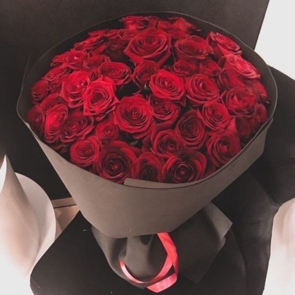 Букет 31 красная роза в черной упаковке в Москве