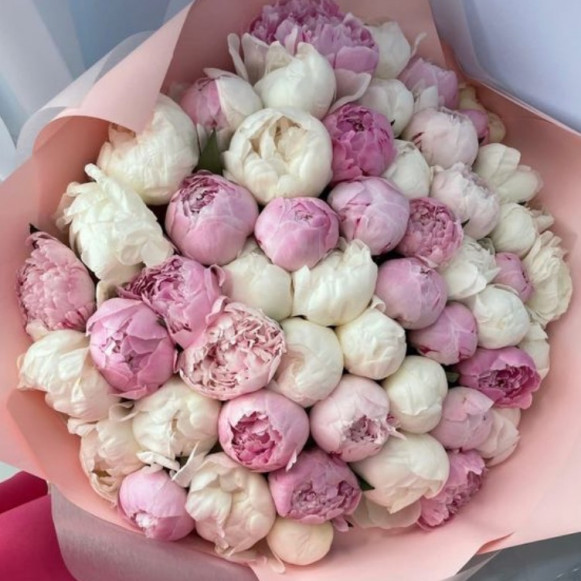 35 белых и розовых пионов с упаковкой в Москве