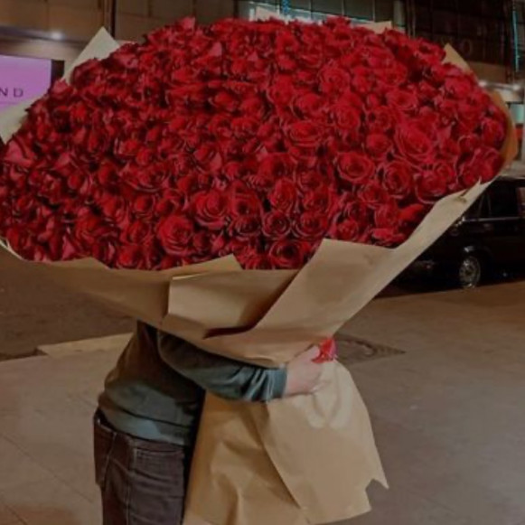 501 красная роза в крафте Москва