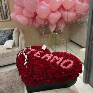 Сердце из 501 розы с шарами