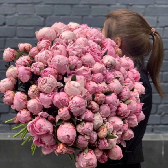 Букет 75 розовых пионов с лентами в Москве