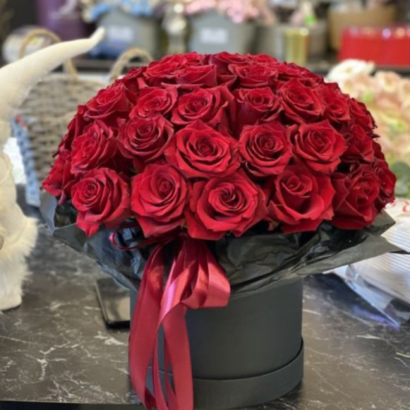 31 бордовая роза в черной коробке в Москве