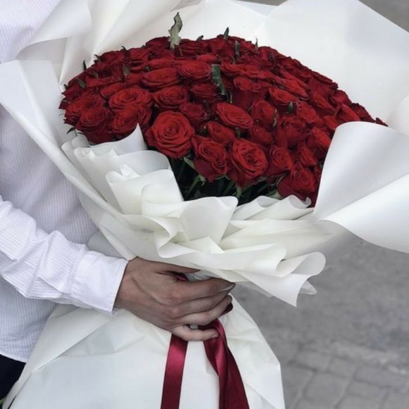 51 бордовая роза с белой упаковкой в Москве