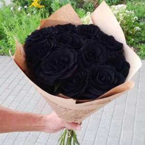 11 черных роз в крафте