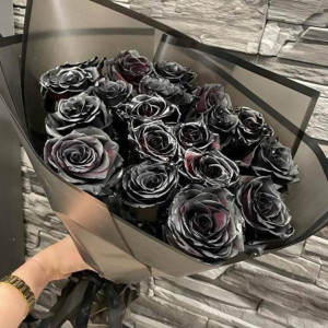 15 черных роз с упаковкой