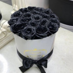 17 черных роз в белой коробке