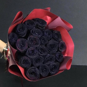 19 черных роз в красной упаковке