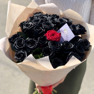 25 черных роз с 1 красной