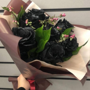Букет 7 черных роз с оформлением