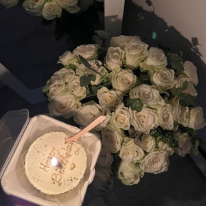 25 белых роз с эвкалиптом и бенто-торт