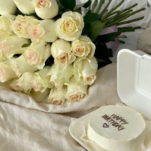 Букет 25 пионовидных роз и бенто-торт Москва