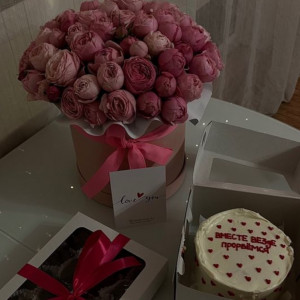 Коробка пионовидных роз и бенто-торт