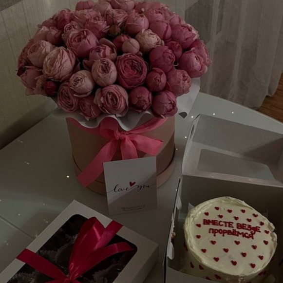 Коробка пионовидных роз и бенто-торт Москва
