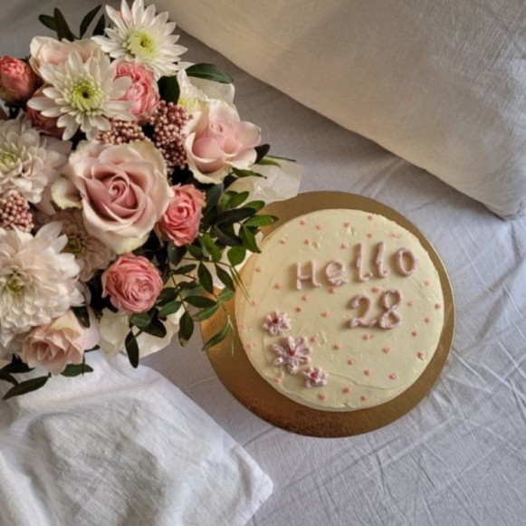 Сборная коробочка с цветами и бенто-торт Москва