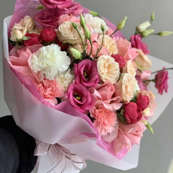 Сборный букет пионовидные розы с розовой гвоздикой в Москве