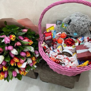 Букет тюльпанов и корзина сладостей с мишкой