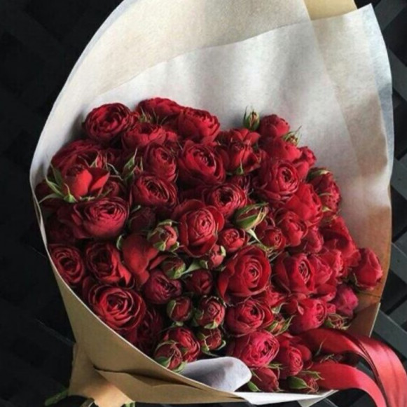 25 веток красных кустовых пионовидных роз в Москве