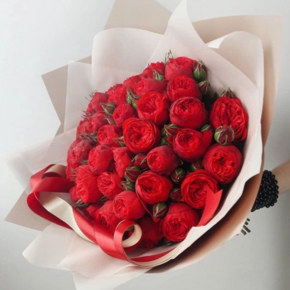 35 красных пионовидных роз в крафте в Москве