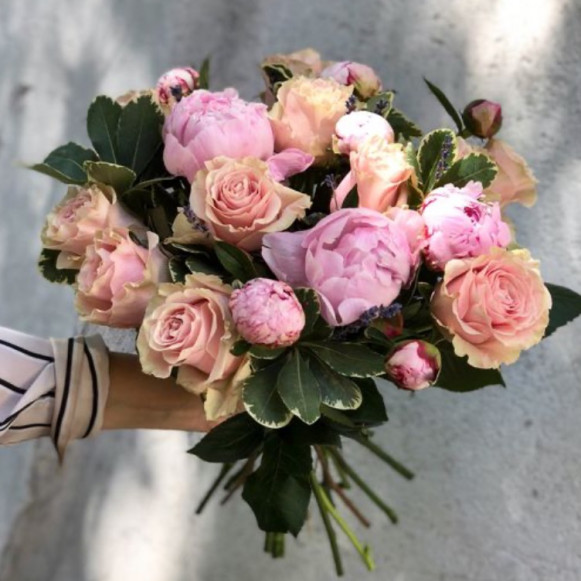 Сборный букет розовых пионов и кремовых роз в Москве