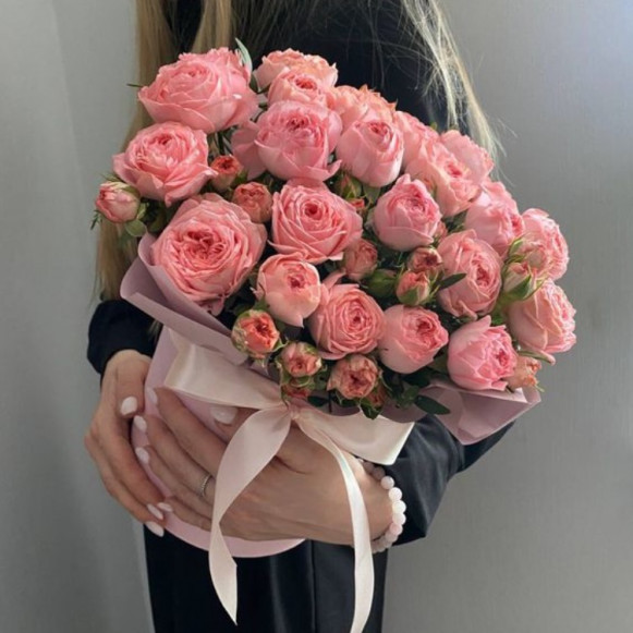 15 нежных пионовидных роз в коробке в Москве
