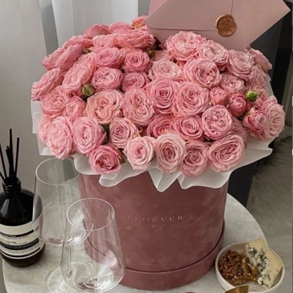 25 розовых пионовидных роз в коробке в Москве