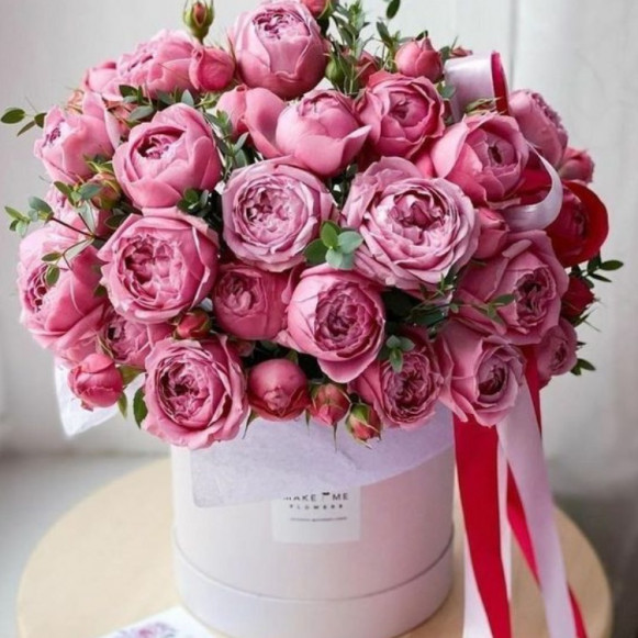 Коробка 15 пионовидных роз с зеленью в Москве