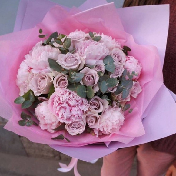 Розовый букет пионов, гвоздик и роз в Москве