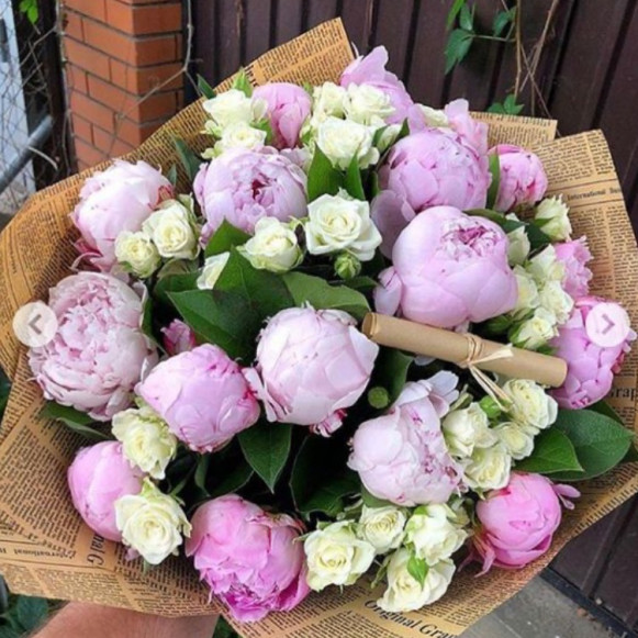 Букет в крафте розовые пионы и кустовая роза в Москве
