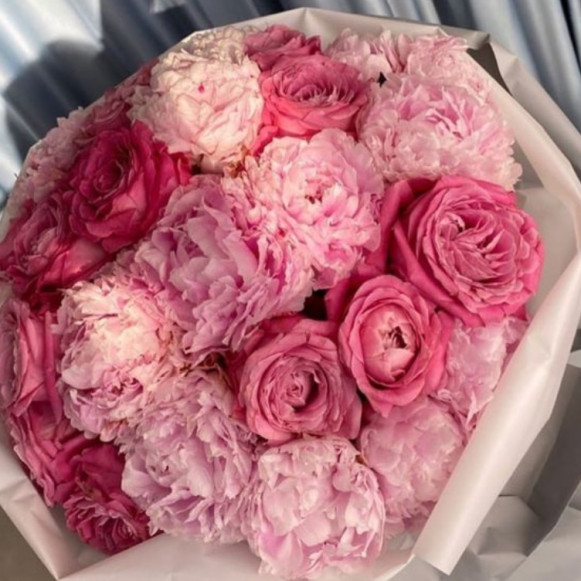 Розовые пионовидные розы с пионами в Москве