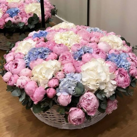 Корзина розовые пионы с гортензией в Москве