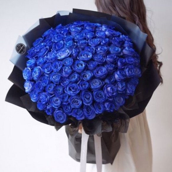 101 синяя роза в черной упаковке
