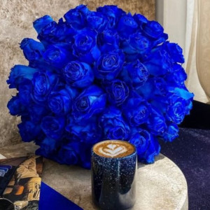 25 синих роз с лентами