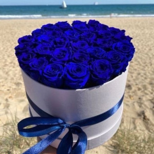 31 синяя роза в коробке