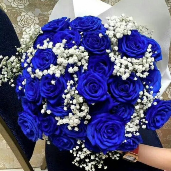 Букет 25 синих роз премиум с гипсофилой Москва