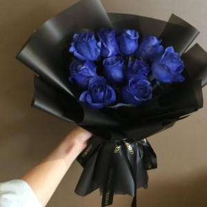 Букет 9 синих роз в черной упаковке