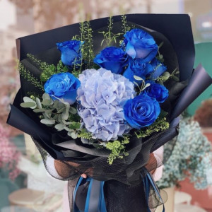 Букет синие розы и гортензии с оформлением